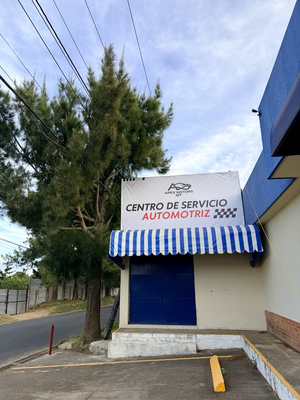 Entrada del centro de servicio Apex Motors GT
