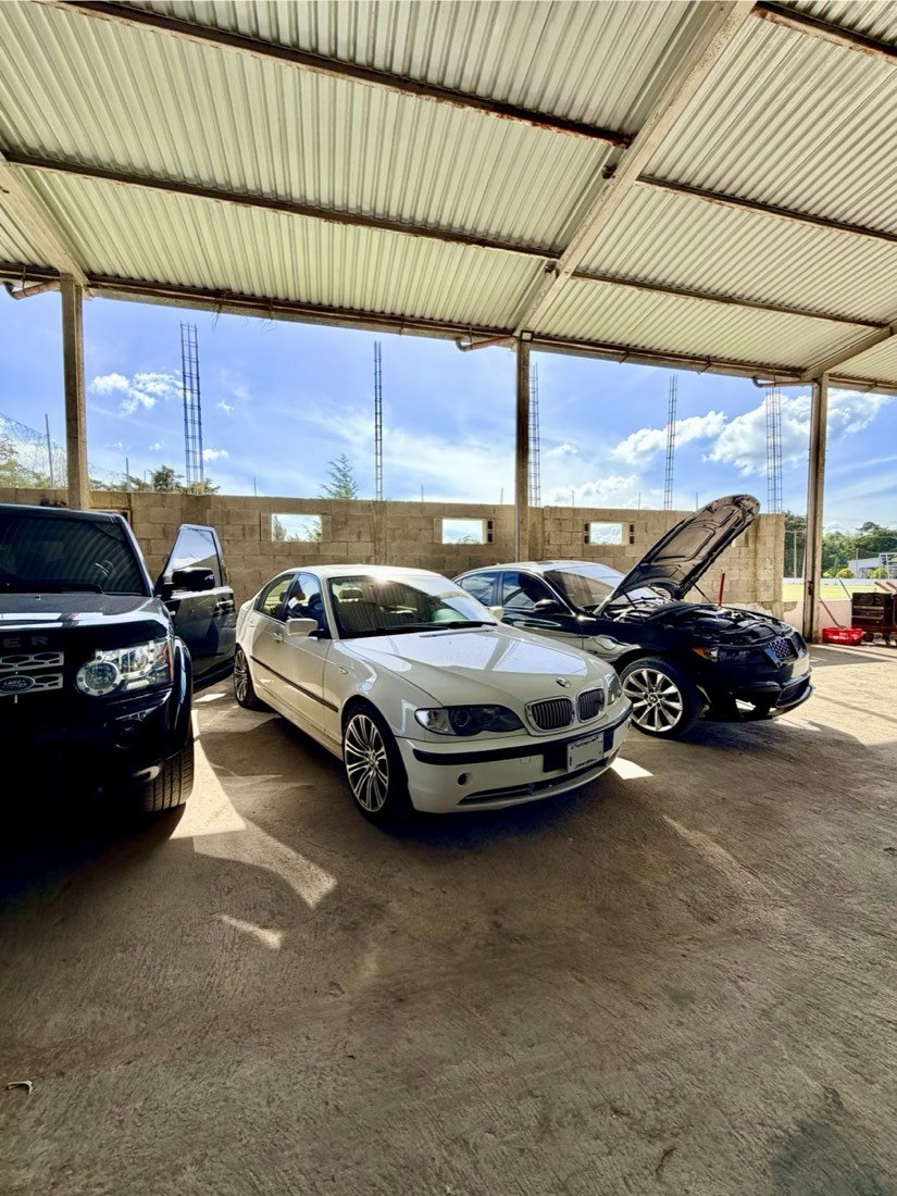 BMW Serie 3 y otros vehículos estacionados en el centro de servicio