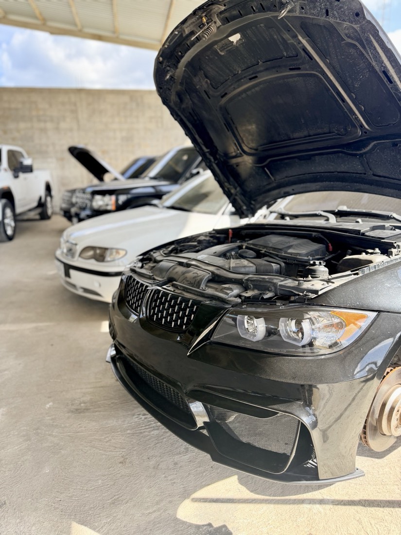 Motor de BMW con el capó abierto durante un diagnóstico